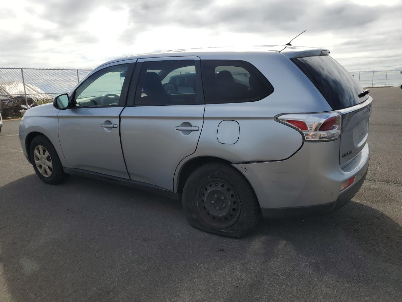 2014 Mitsubishi Outlander - Image 2