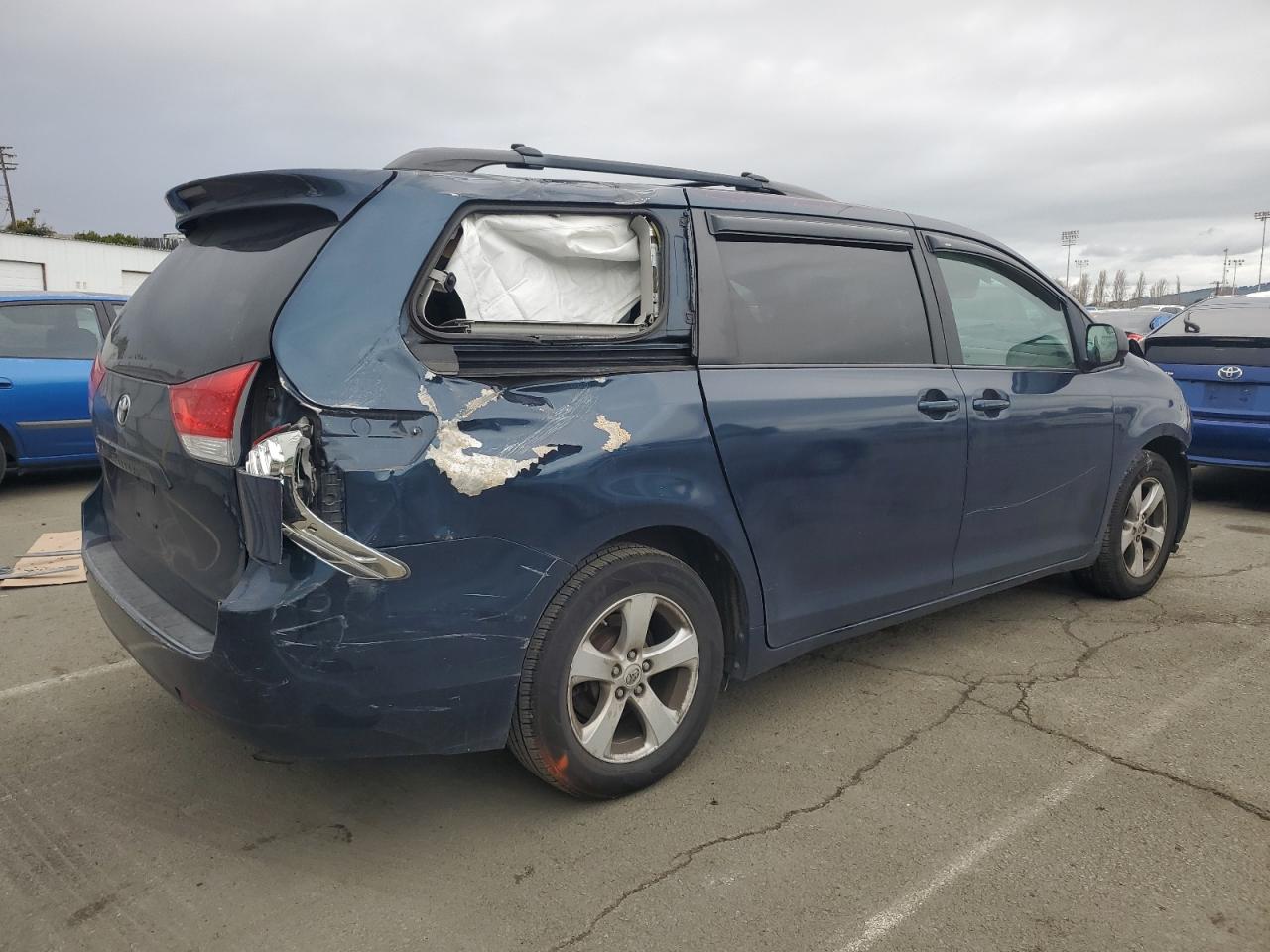 2011 Toyota Sienna - Image 3