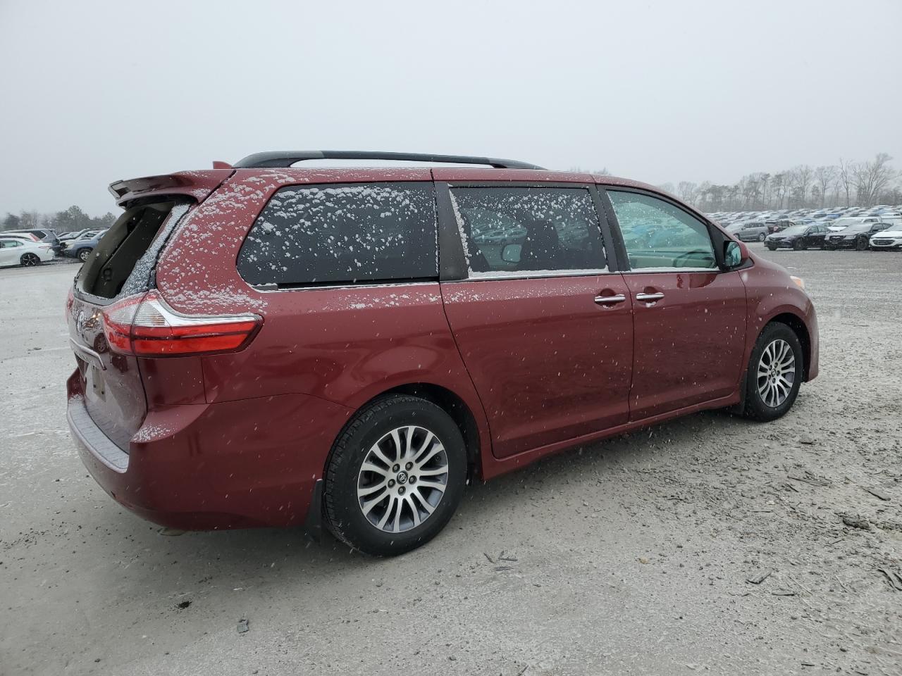 2018 Toyota Sienna - Image 3