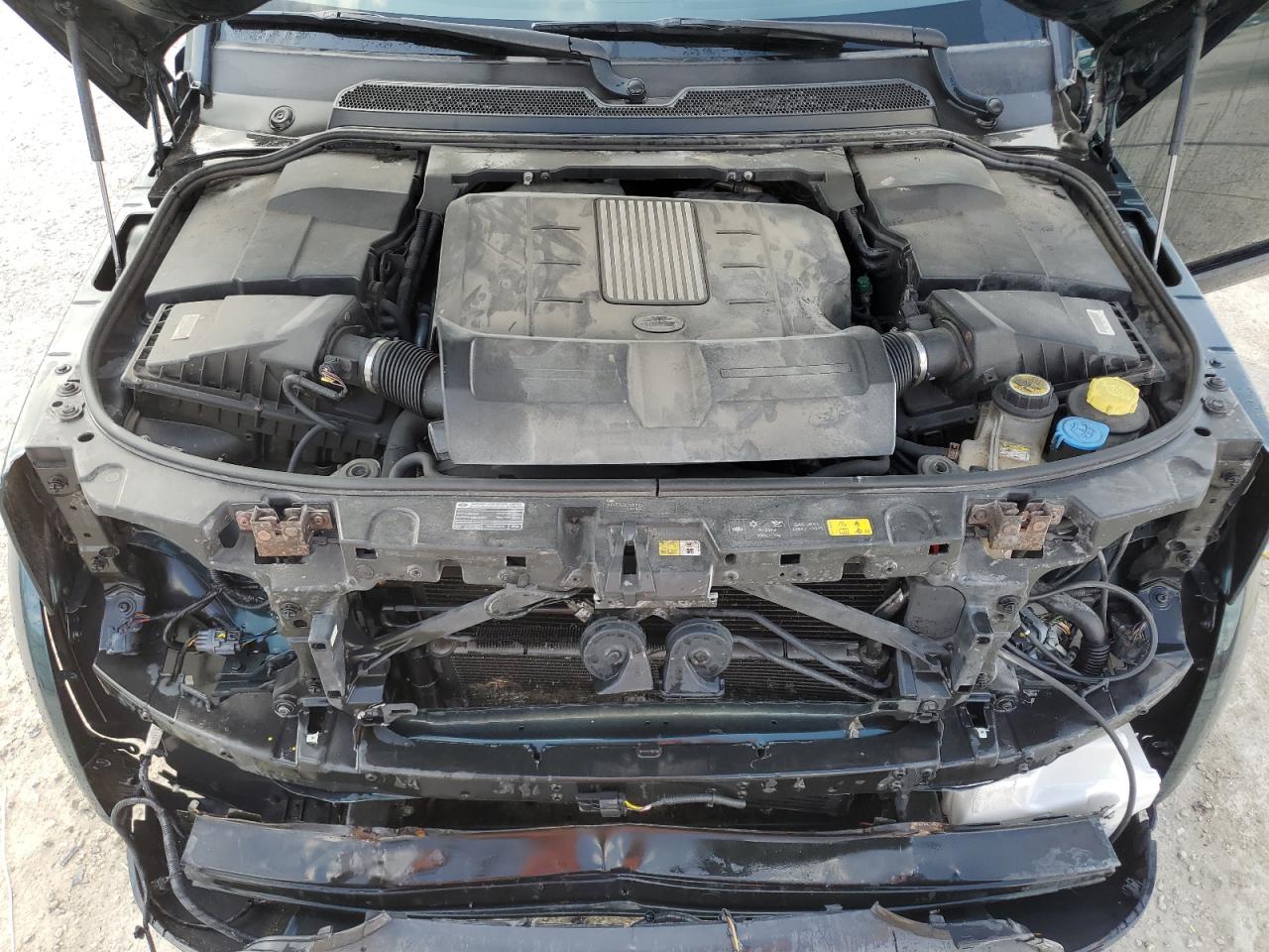 2015 Land Rover LR4 - Image 11