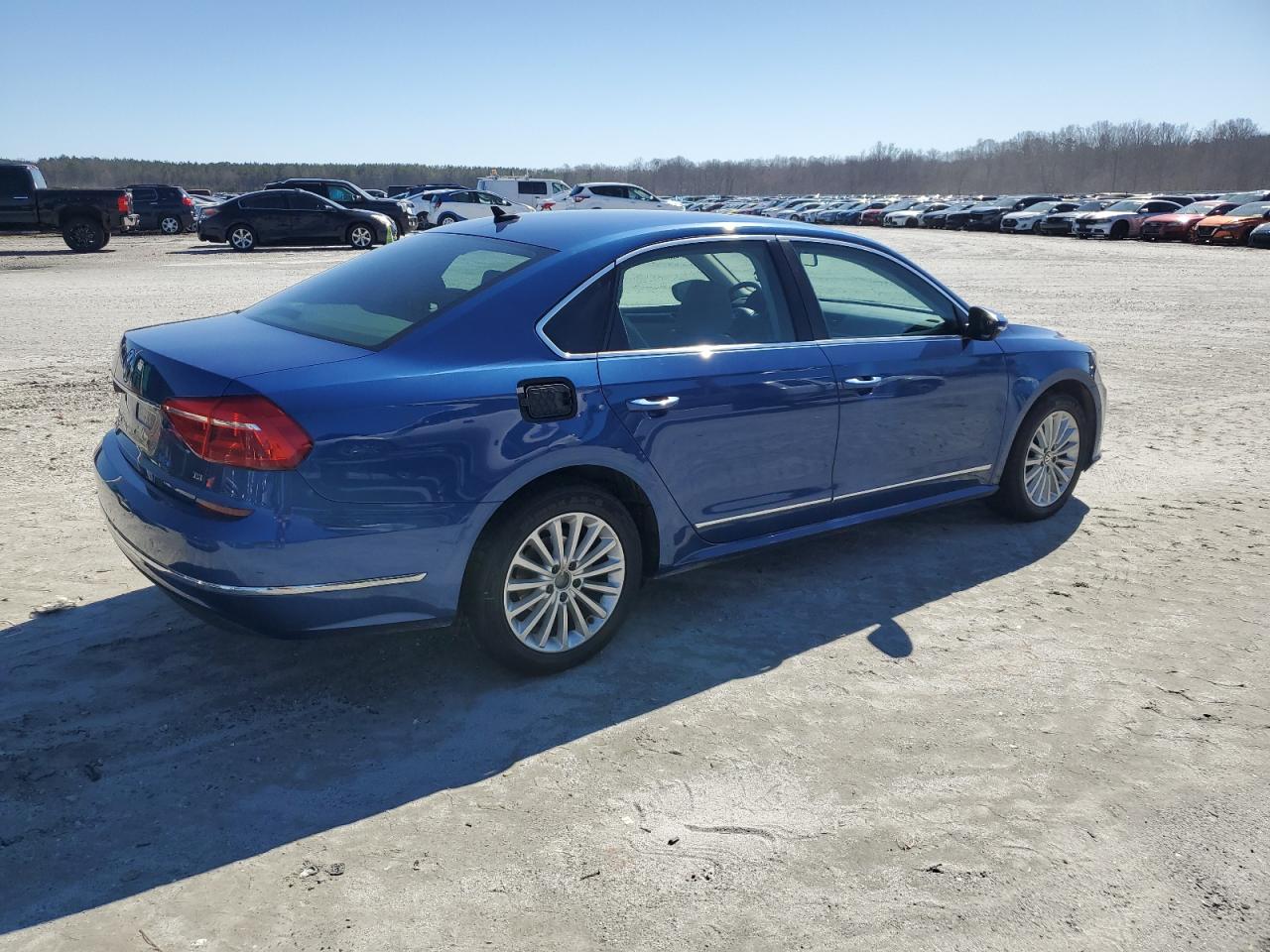 2016 Volkswagen Passat - Image 3
