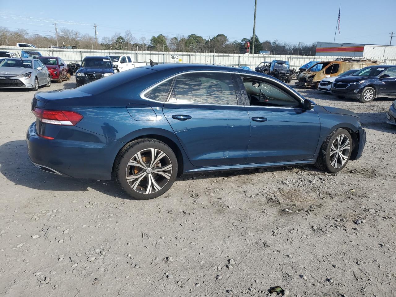 2021 Volkswagen Passat - Image 3