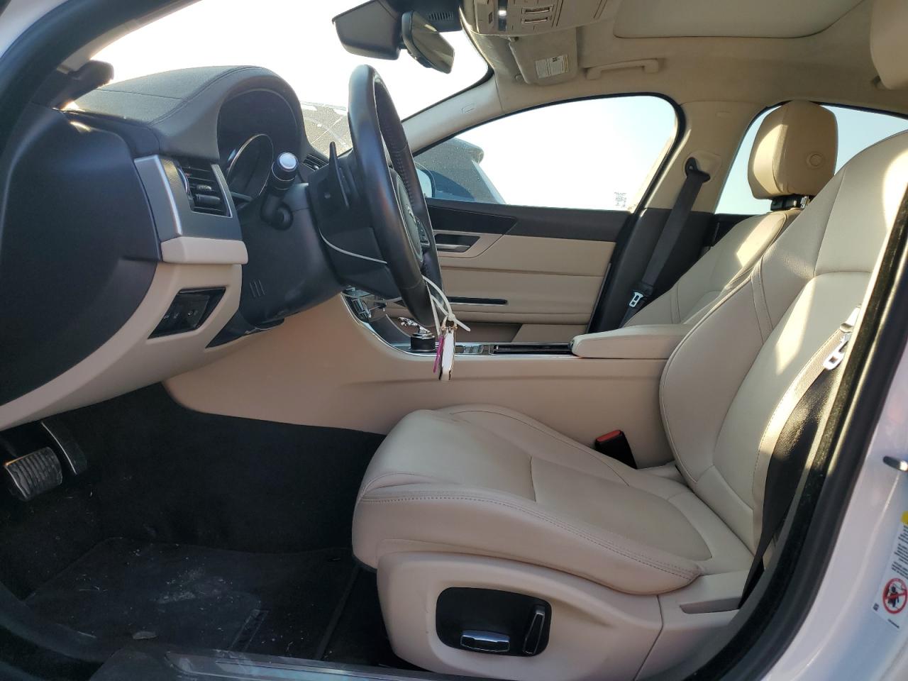 2019 Jaguar XF - Image 7