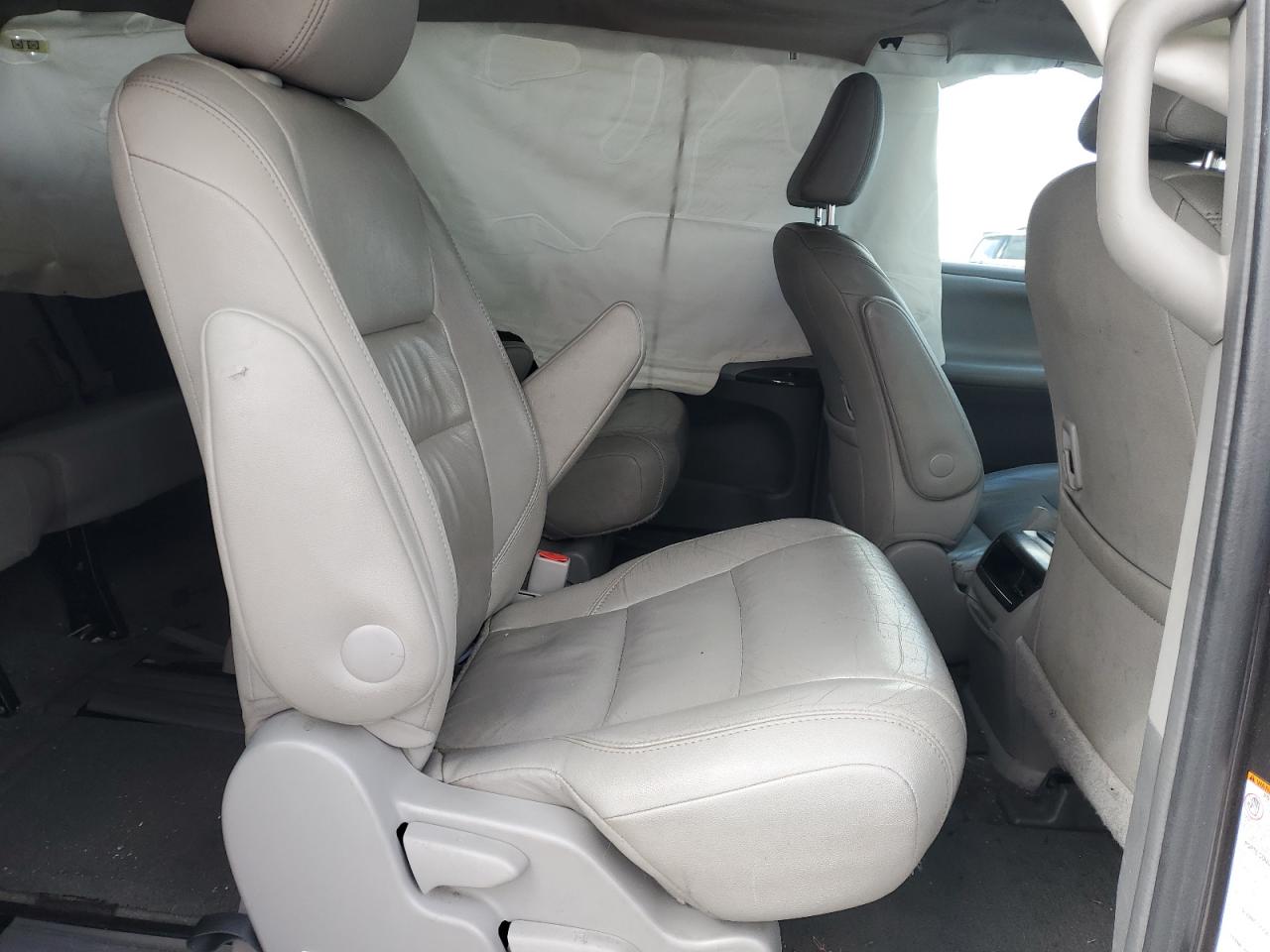 2015 Toyota Sienna - Image 11