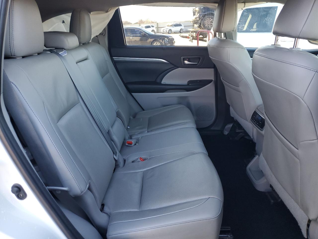 2019 Toyota Highlander - Image 11