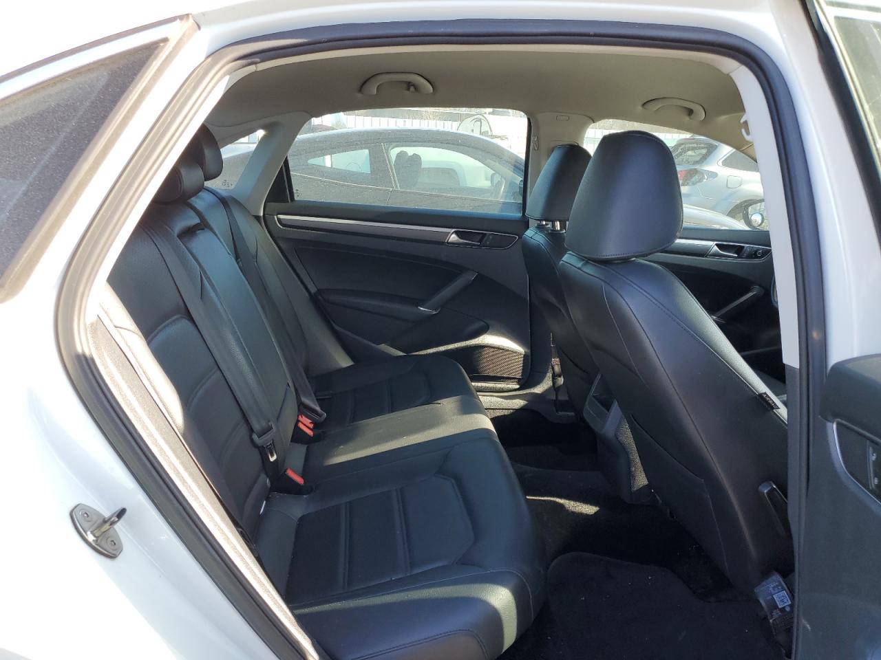 2017 Volkswagen Passat - Image 10