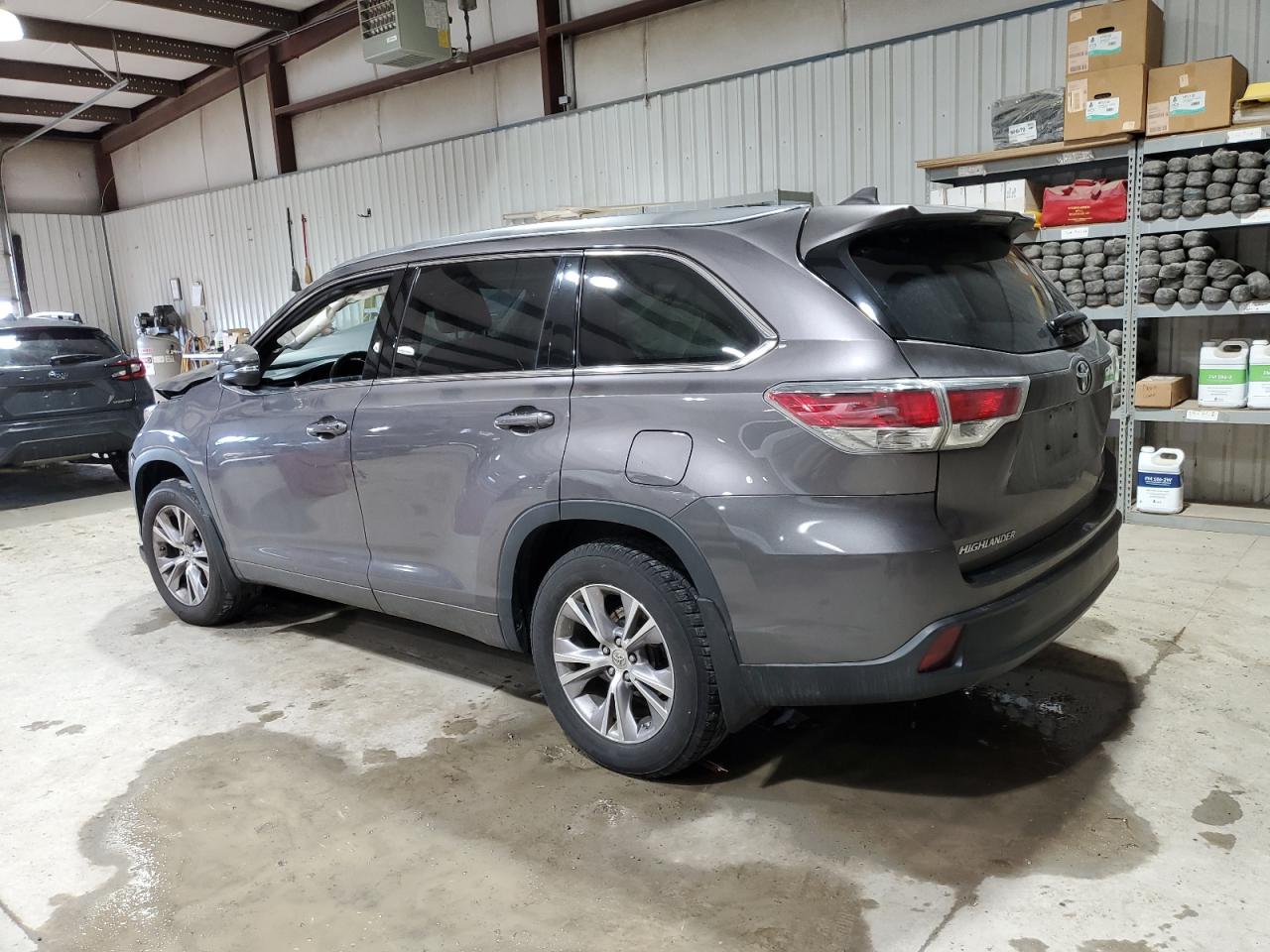 2015 Toyota Highlander - Image 2