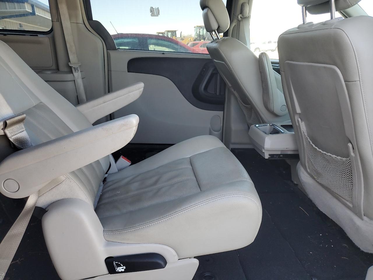 2015 Chrysler Town & Country - Image 12