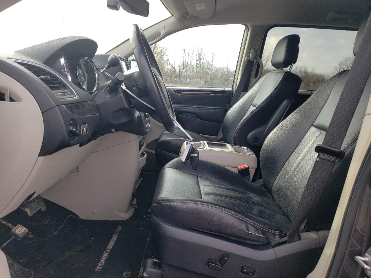 2015 Chrysler Town & Country - Image 7