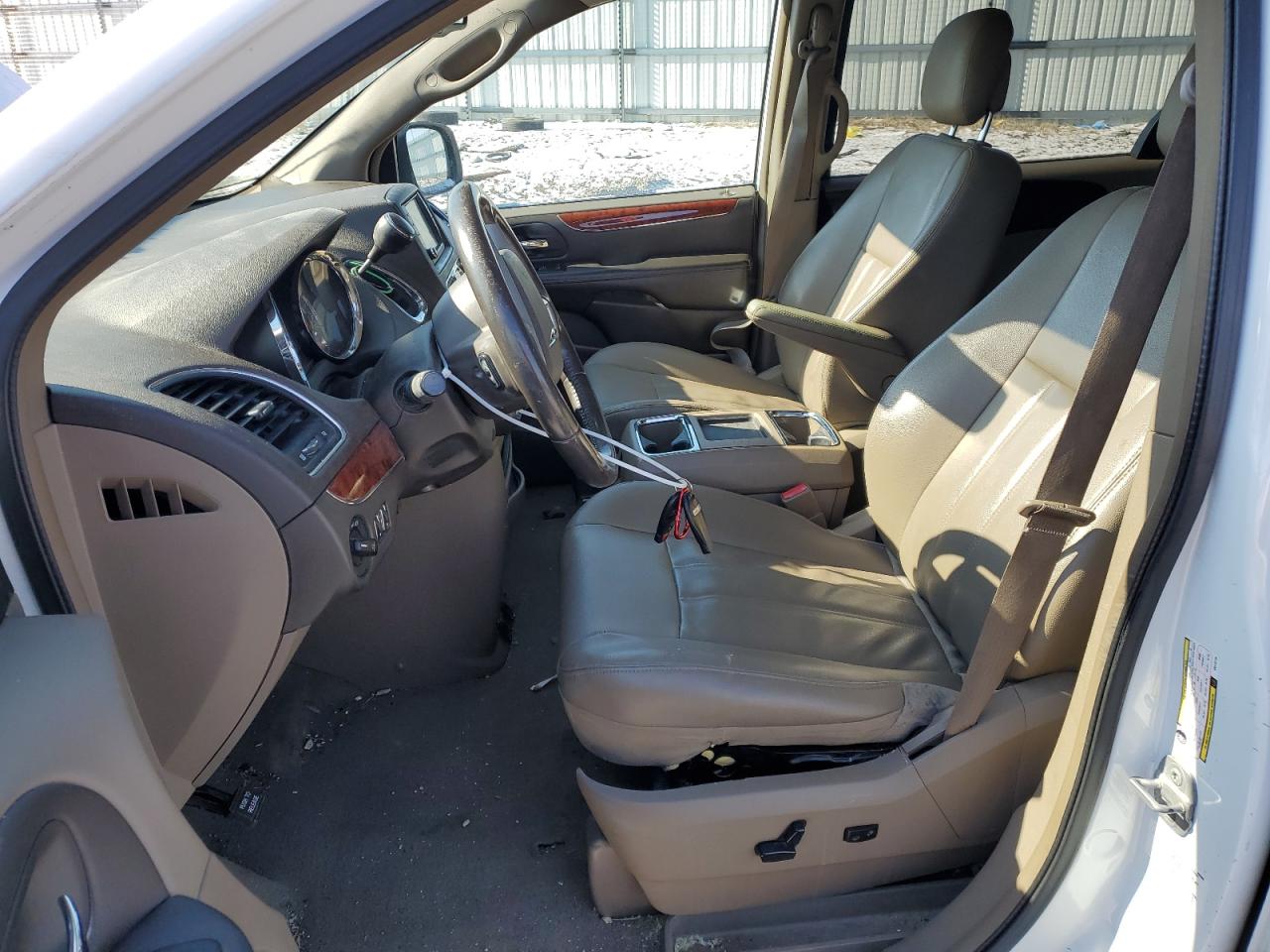 2014 Chrysler Town & Country - Image 7