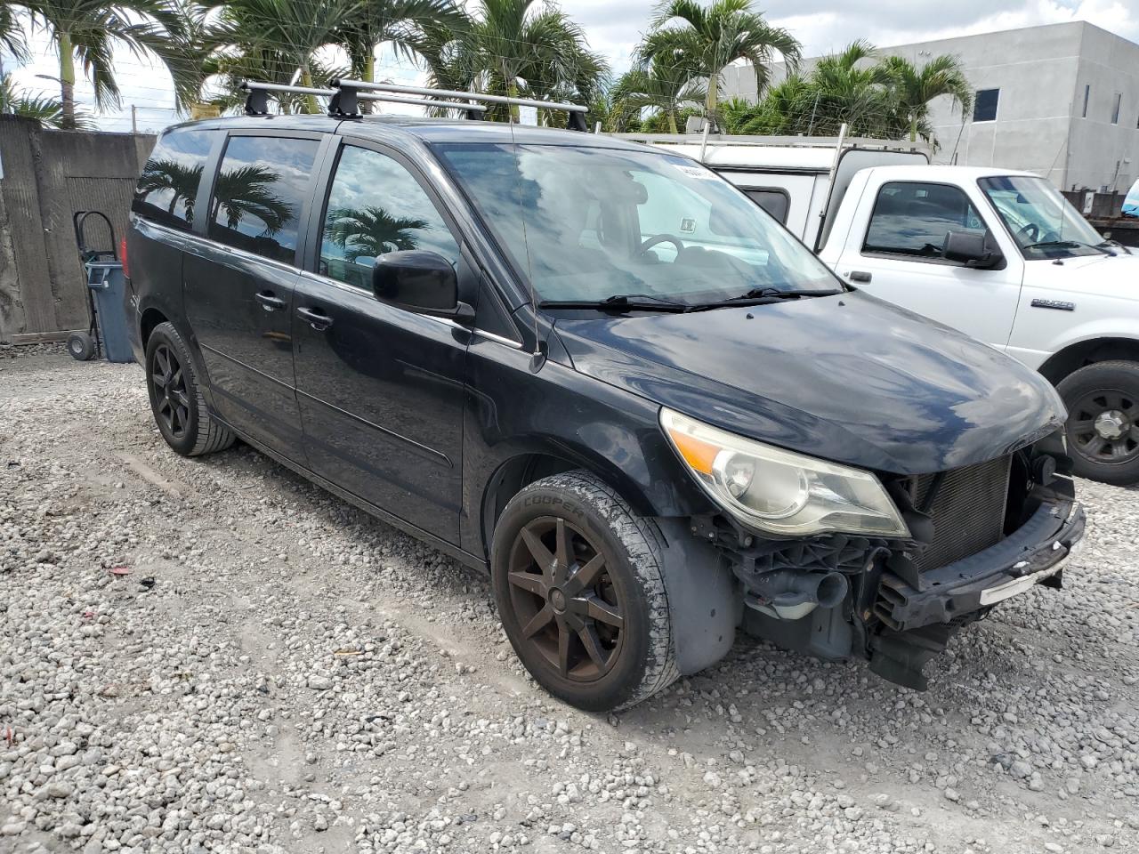 2010 Volkswagen Routan - Image 4