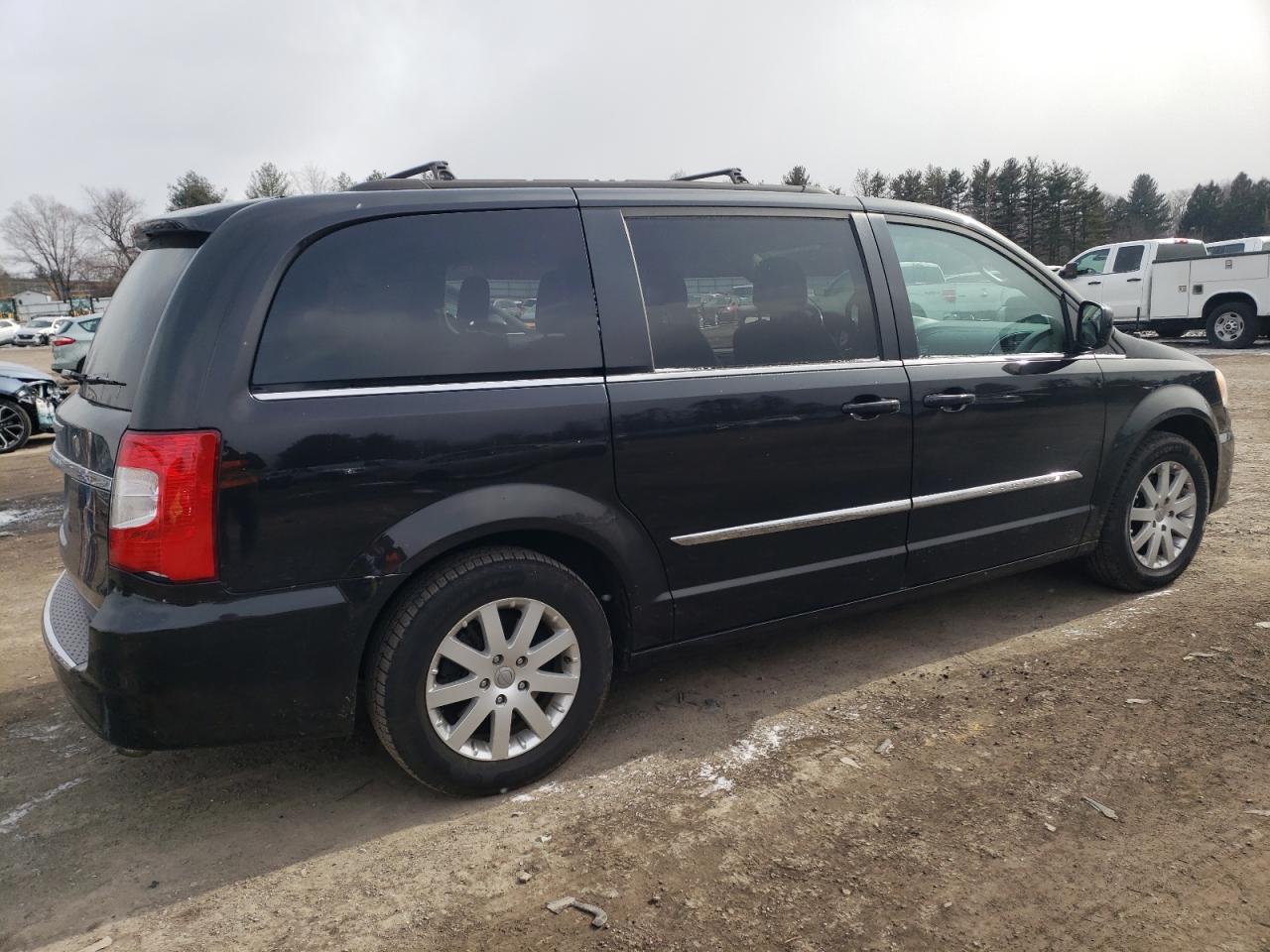 2014 Chrysler Town & Country - Image 3