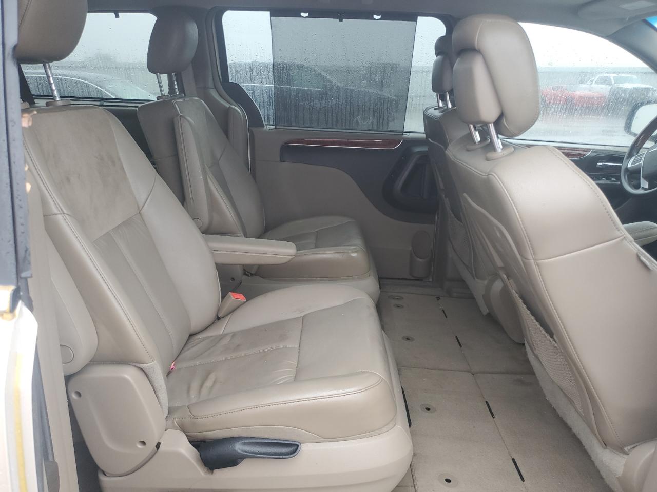 2016 Chrysler Town & Country - Image 10