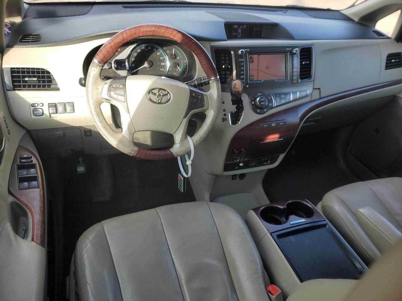 2011 Toyota Sienna - Image 8