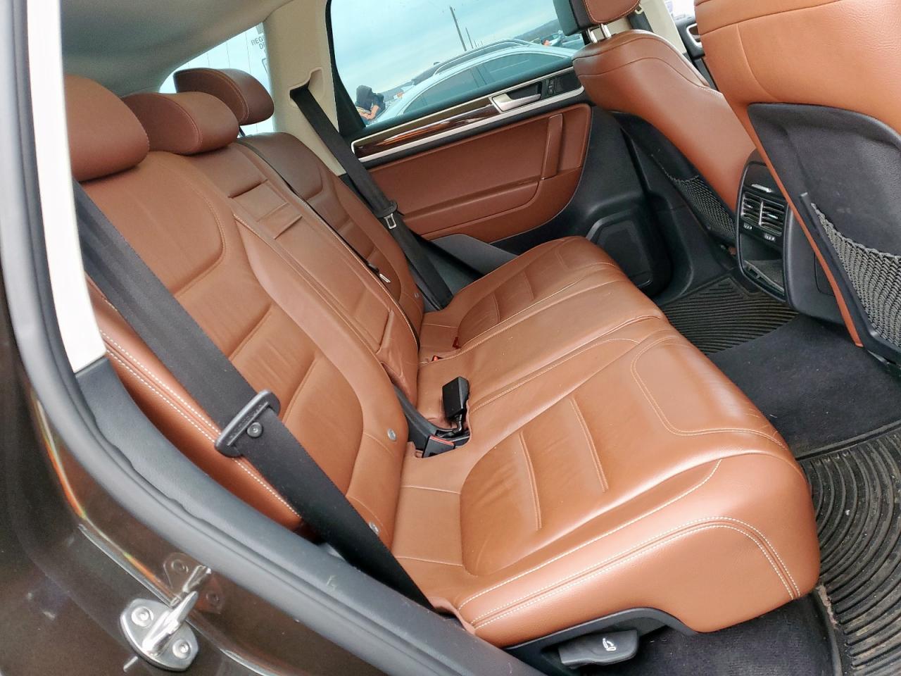 2015 Volkswagen Touareg - Image 11