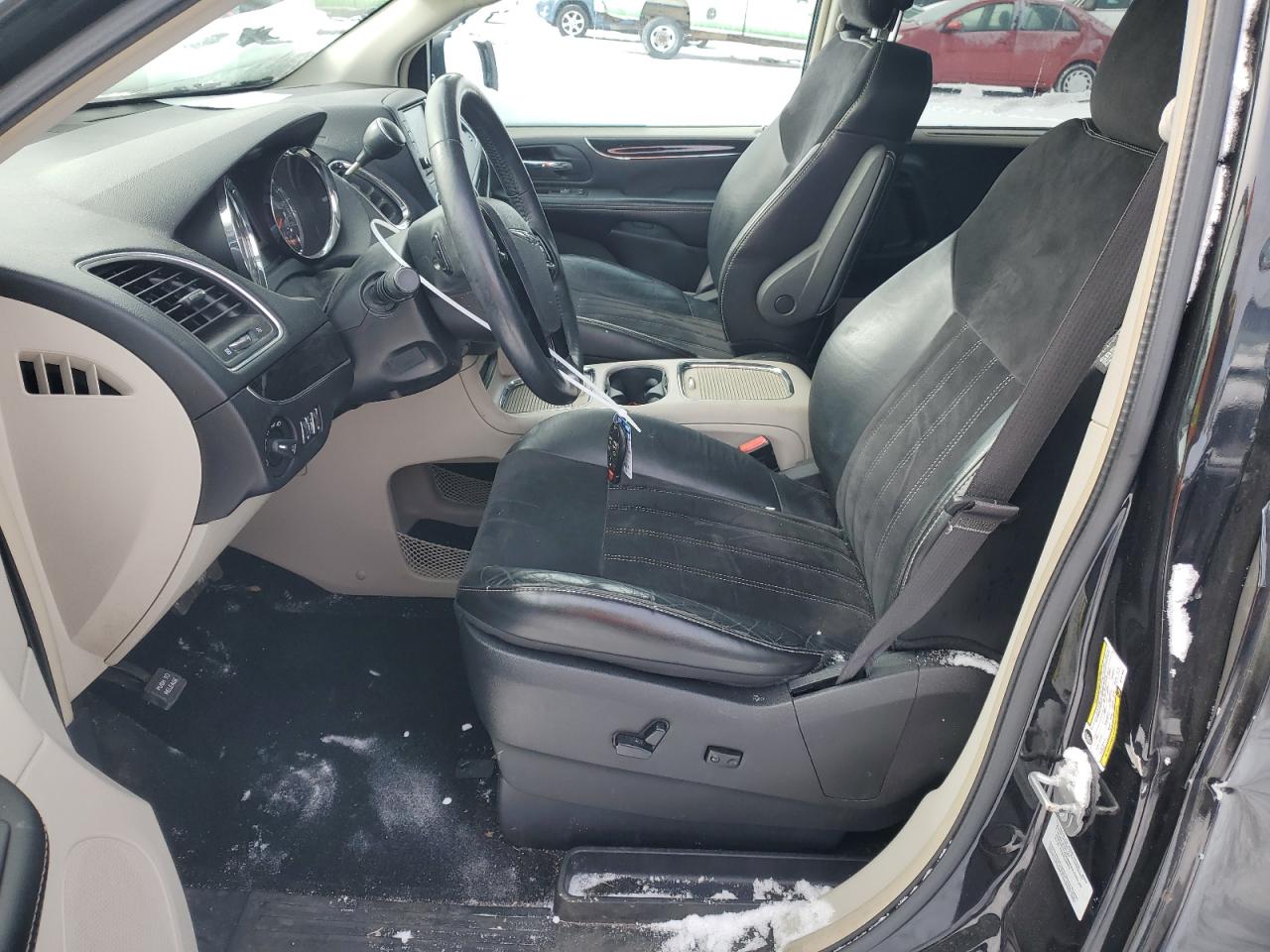 2016 Chrysler Town & Country - Image 7