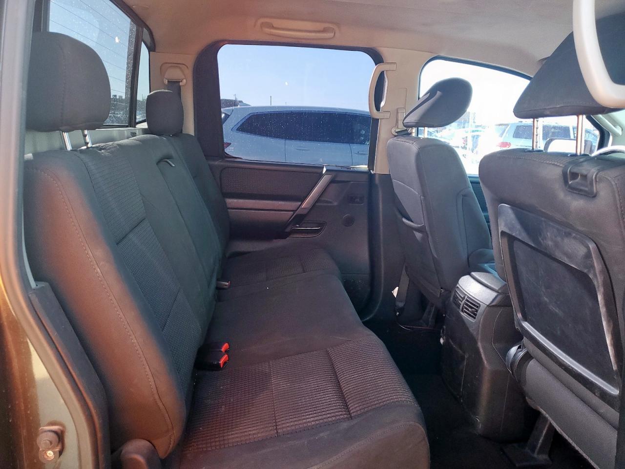 2011 Nissan Titan - Image 10