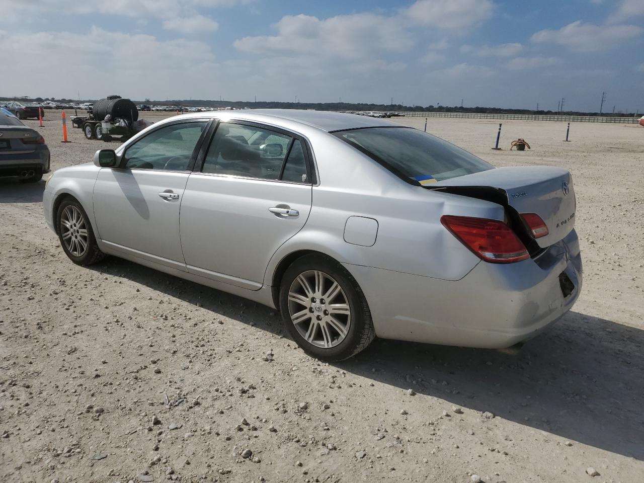 2007 Toyota Avalon - Image 2