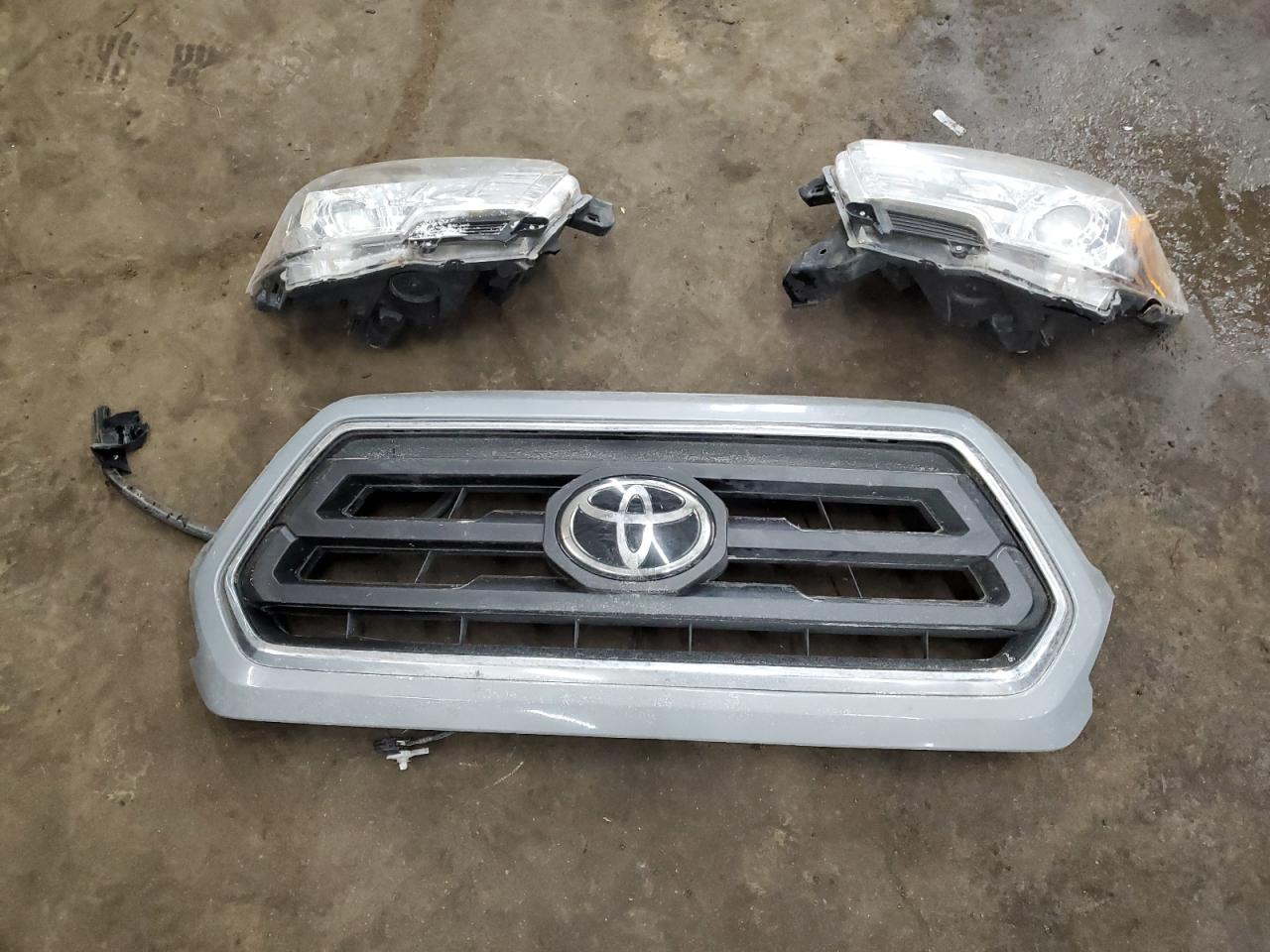 2020 Toyota Tacoma - Image 12