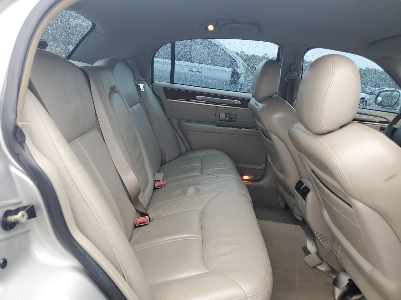 2005 Lincoln Town Car - Image 10