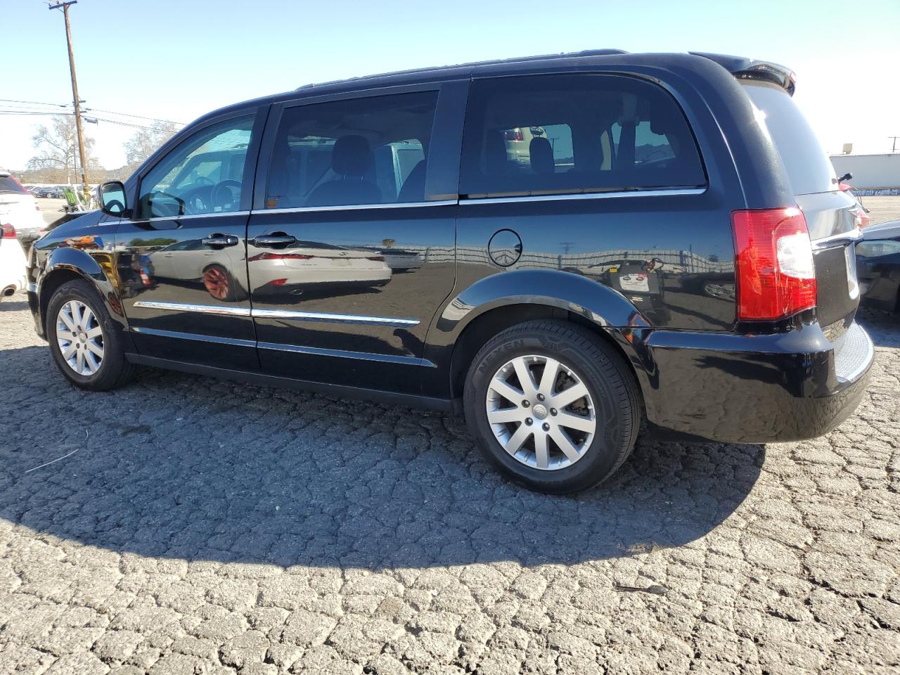 2016 Chrysler Town & Country - Image 2