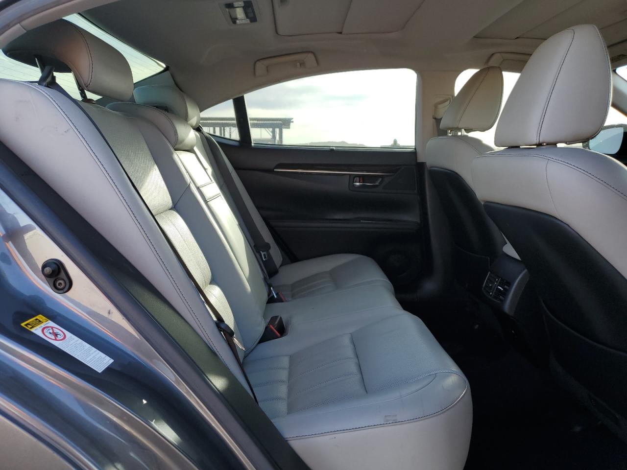 2016 Lexus ES - Image 10