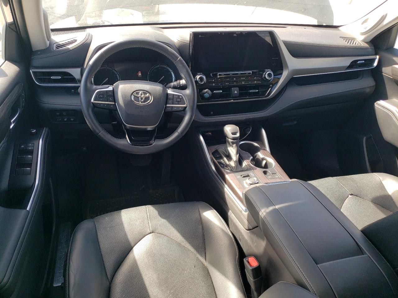 2021 Toyota Highlander - Image 8