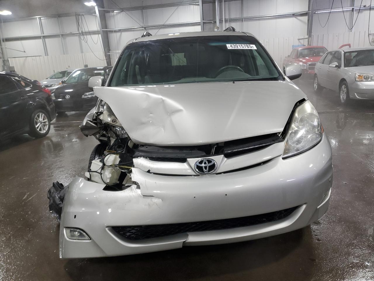 2010 Toyota Sienna - Image 5