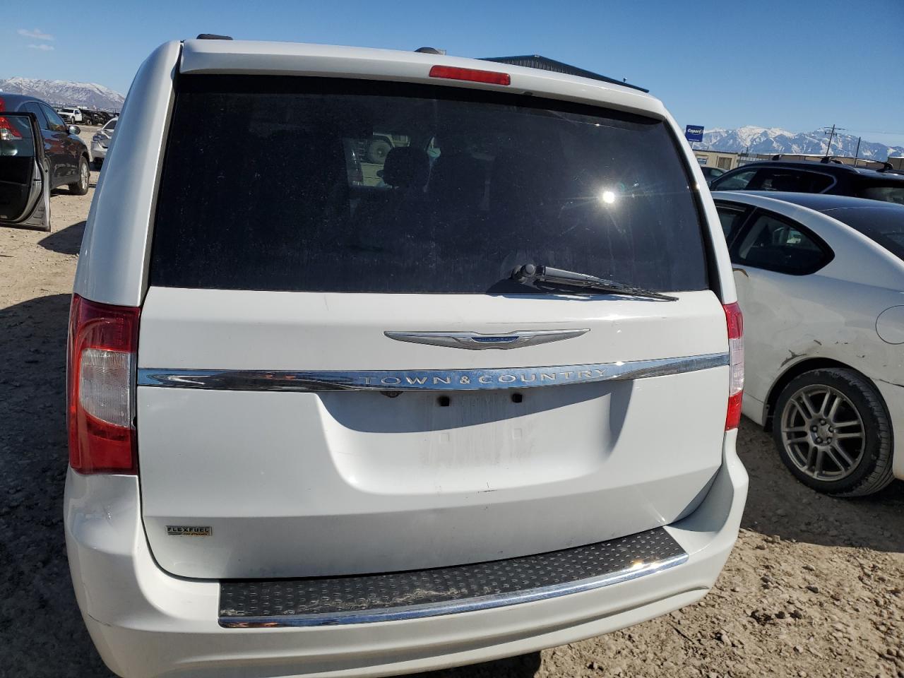 2016 Chrysler Town & Country - Image 6