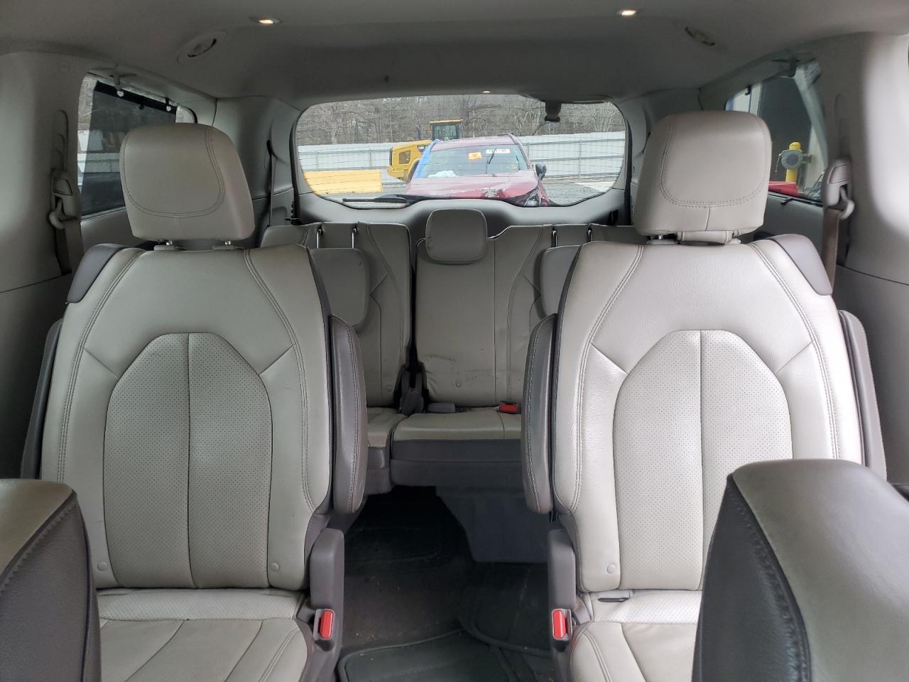 2017 Chrysler Pacifica - Image 10