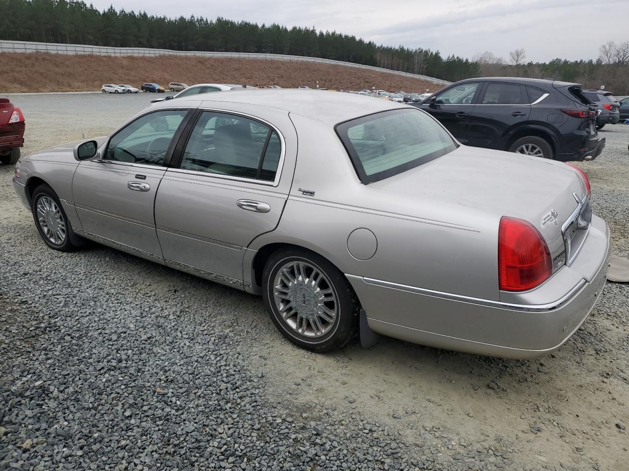 2011 Lincoln Town Car - Image 2
