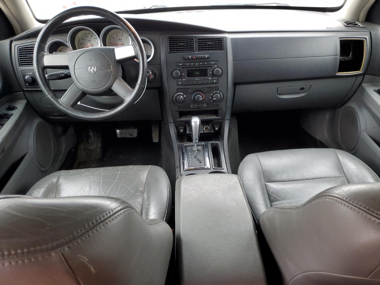 2005 Dodge Magnum - Image 8