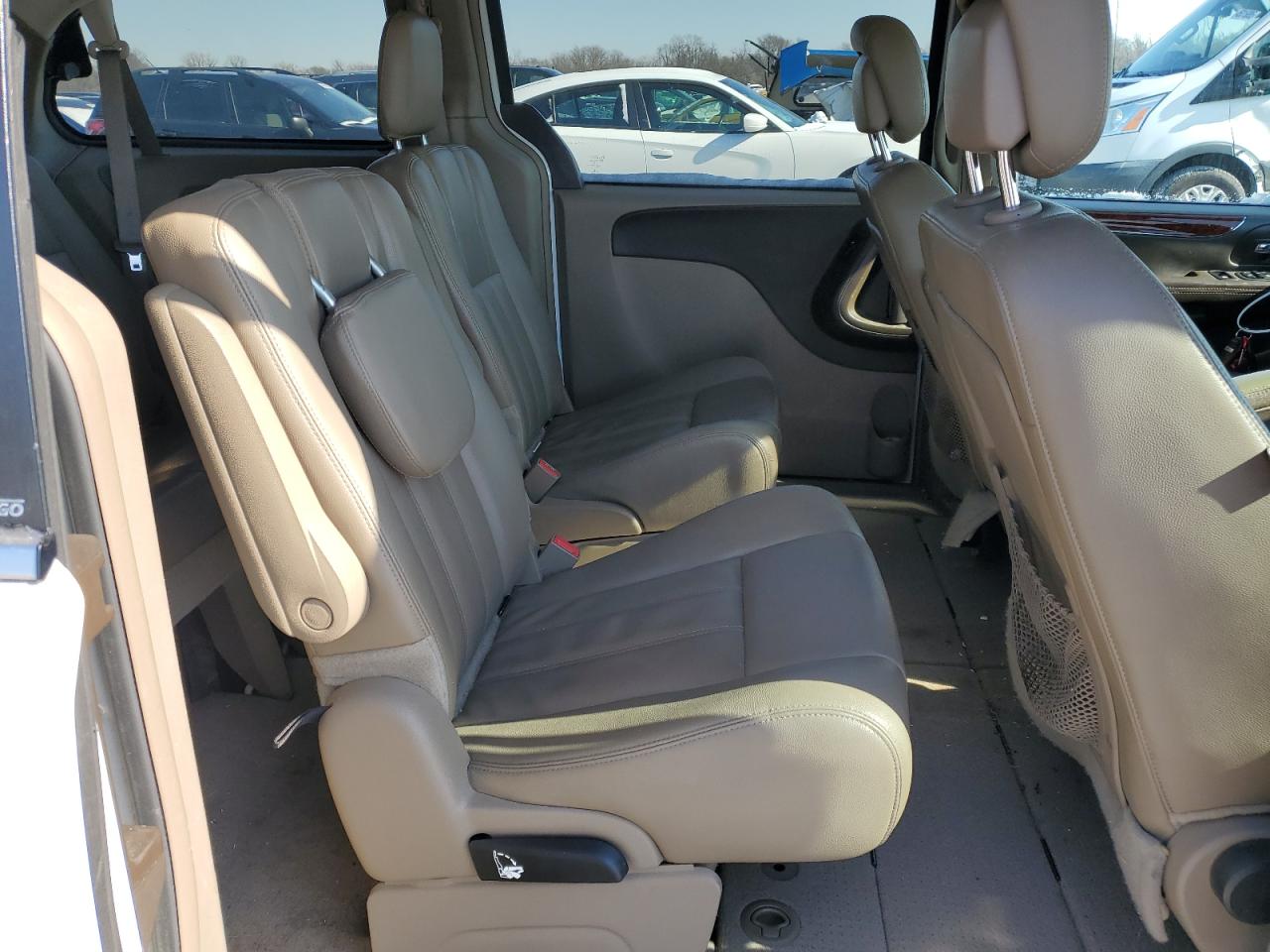 2014 Chrysler Town & Country - Image 11