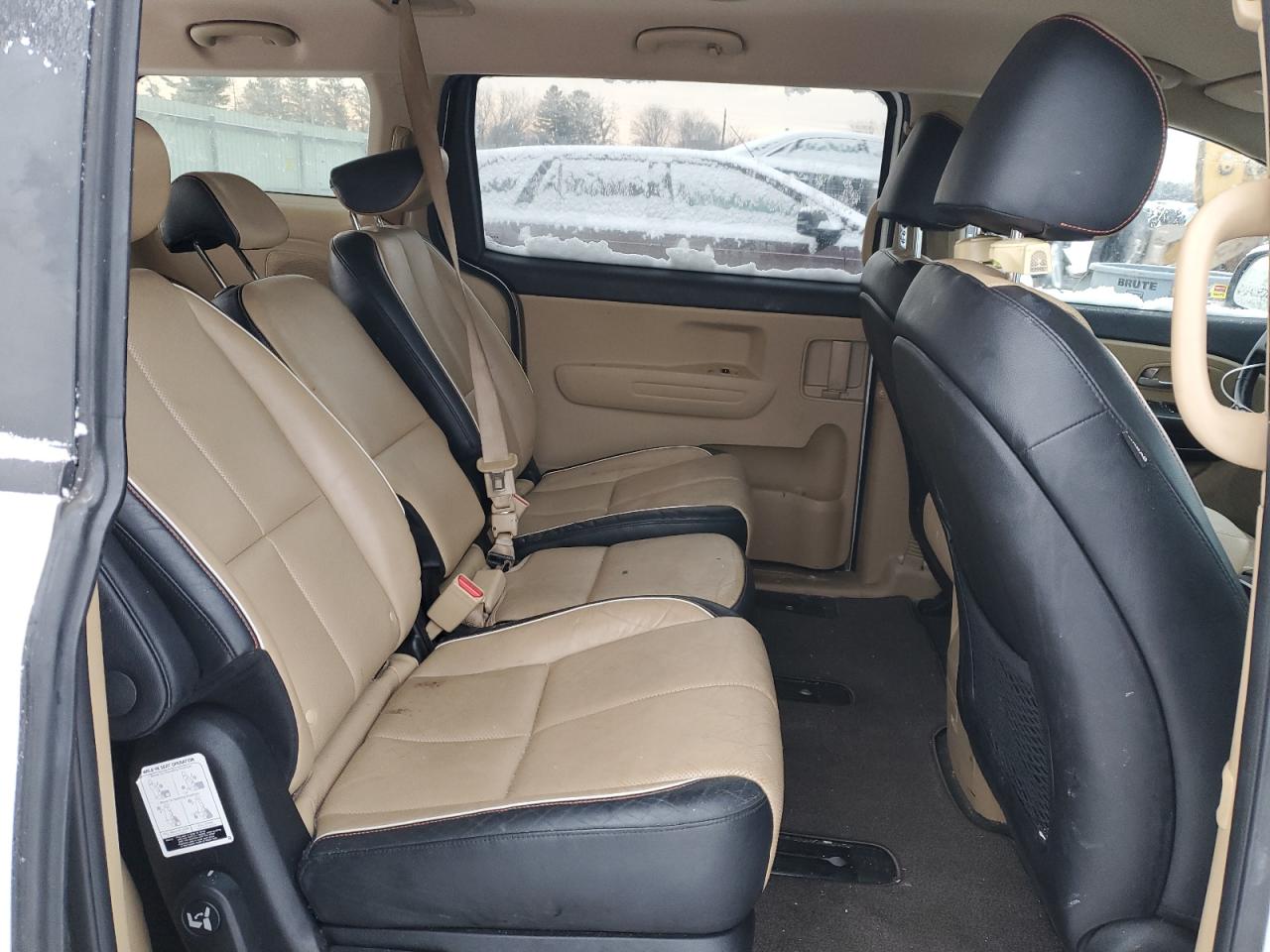 2016 Kia Sedona - Image 11