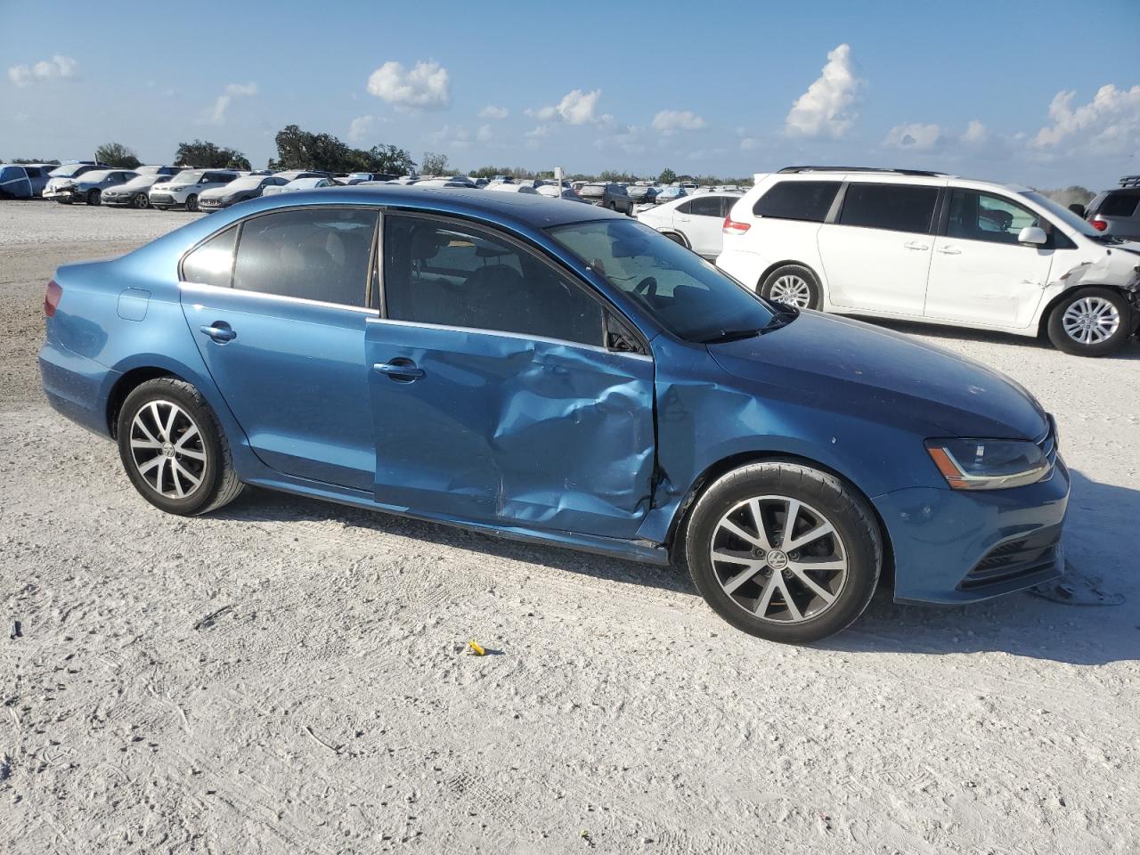2017 Volkswagen Jetta - Image 4