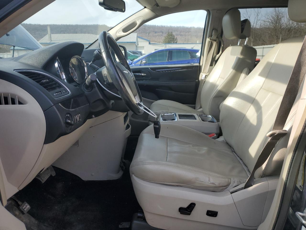 2013 Chrysler Town & Country - Image 7