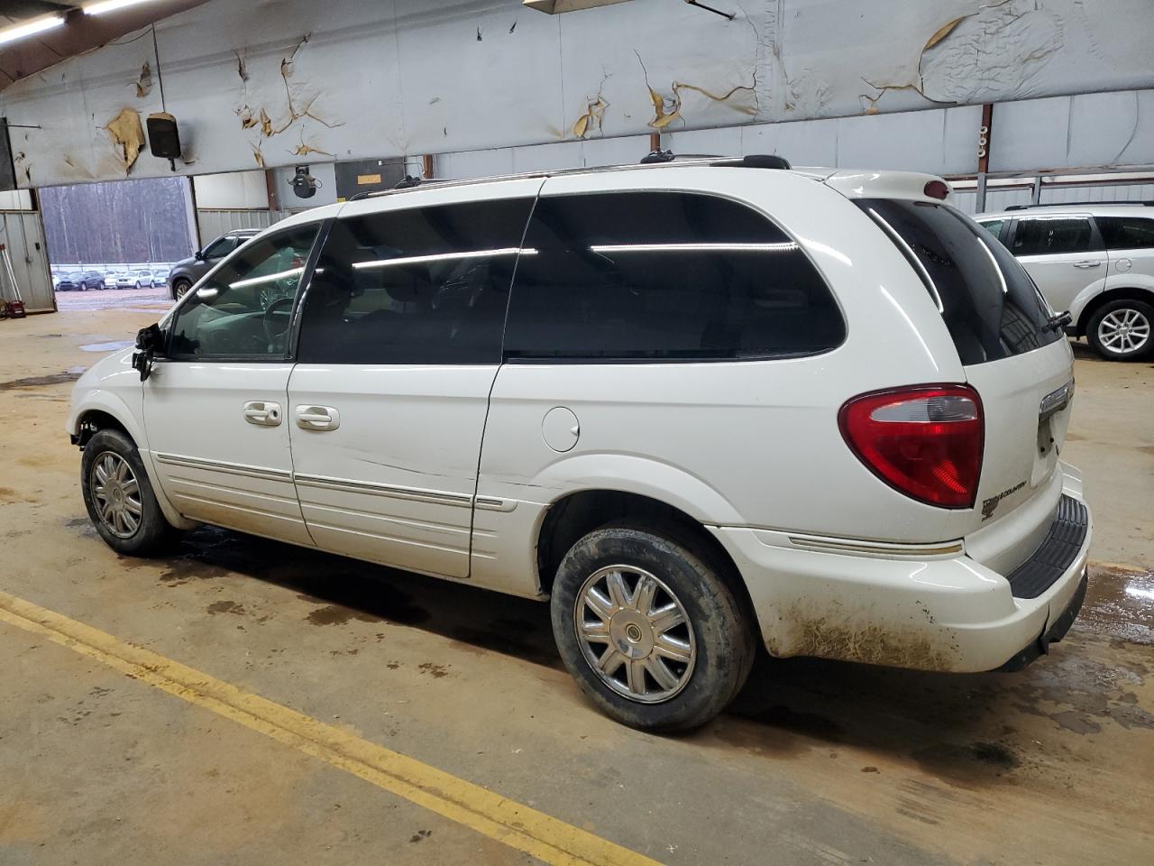 2007 Chrysler Town & Country - Image 2