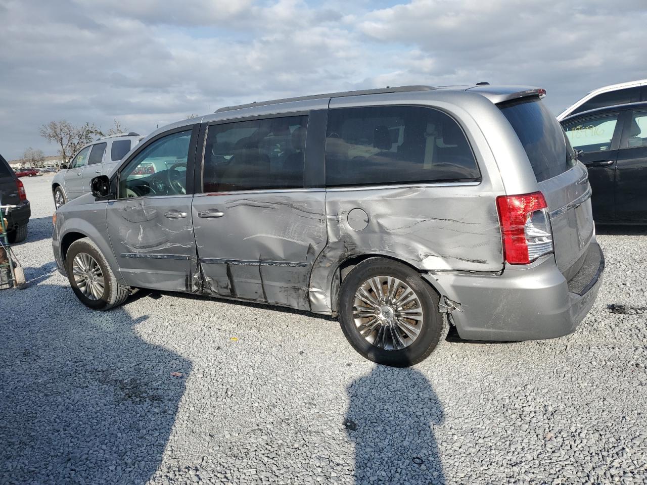 2014 Chrysler Town & Country - Image 2
