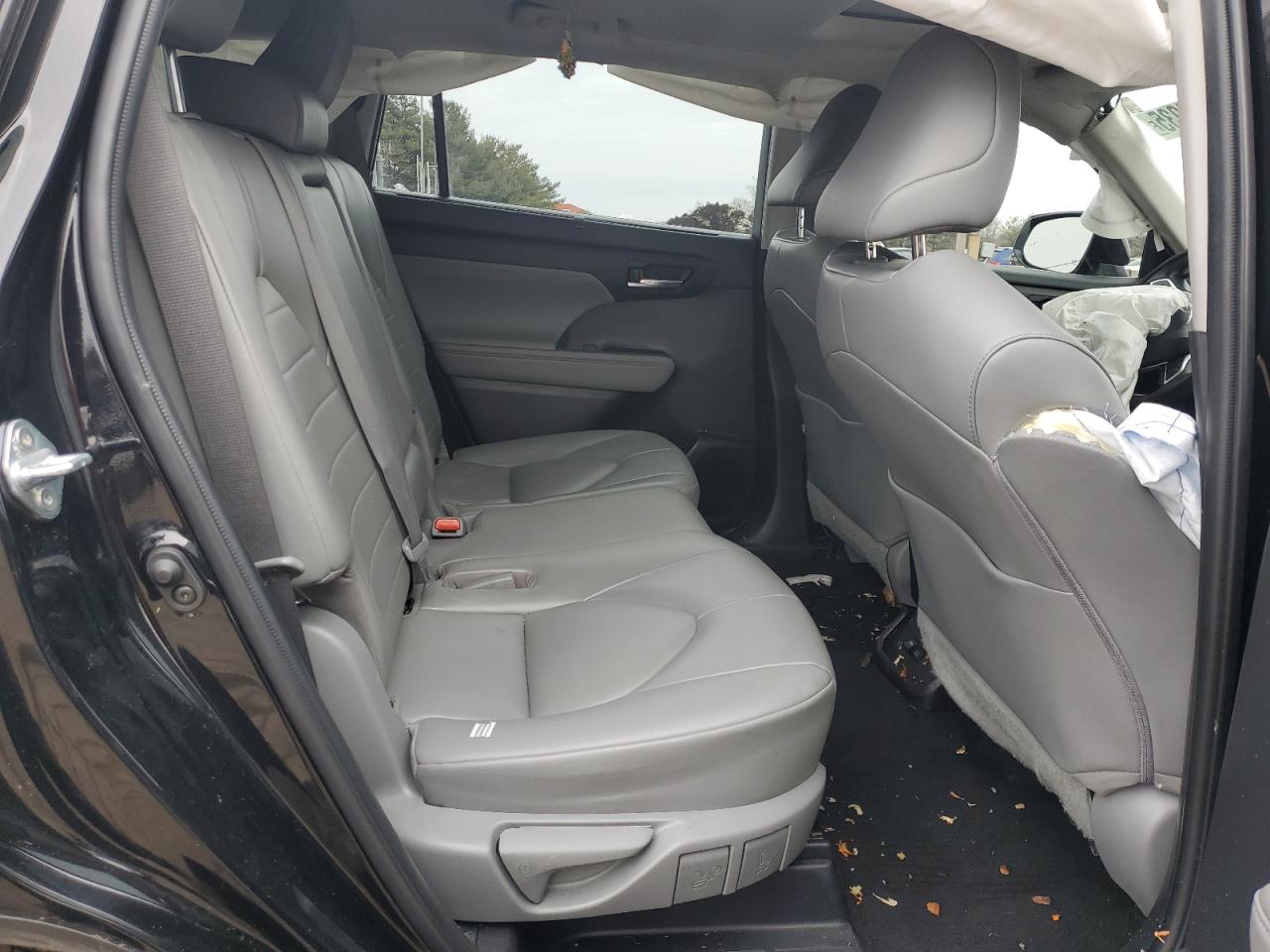 2022 Toyota Highlander - Image 12