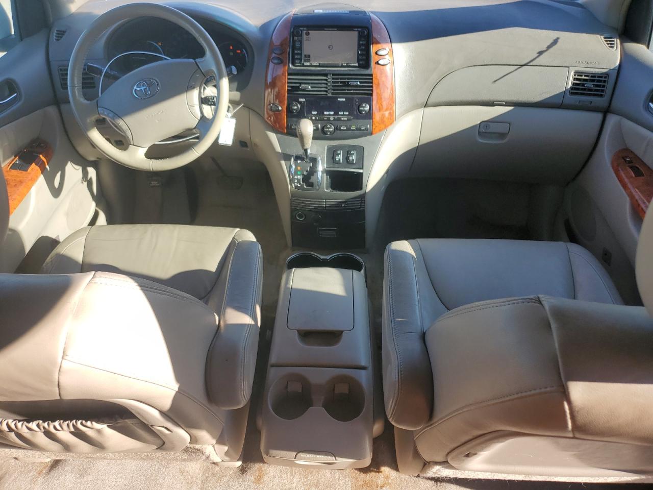 2010 Toyota Sienna - Image 8