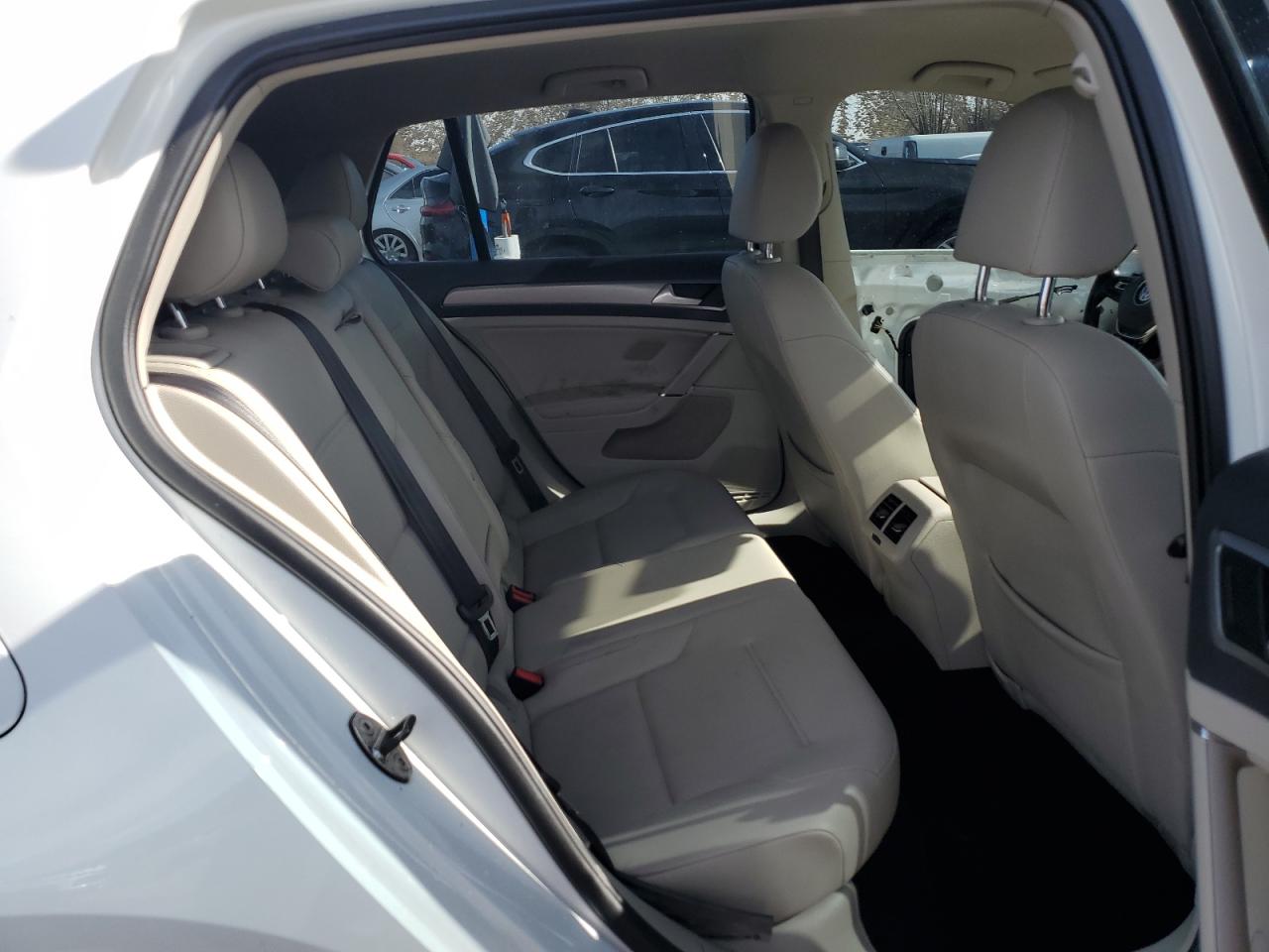 2015 Volkswagen Golf - Image 10