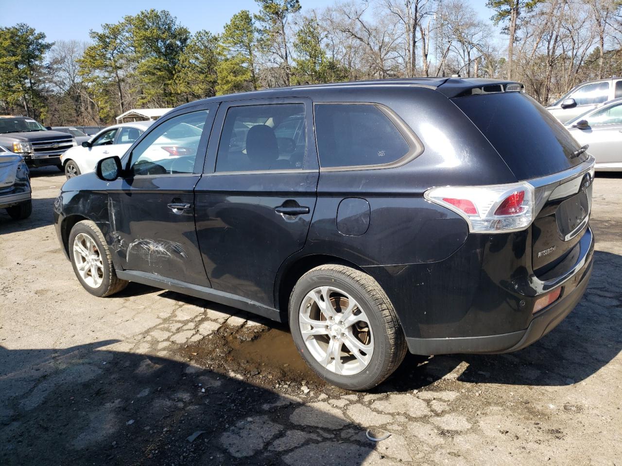 2014 Mitsubishi Outlander - Image 2