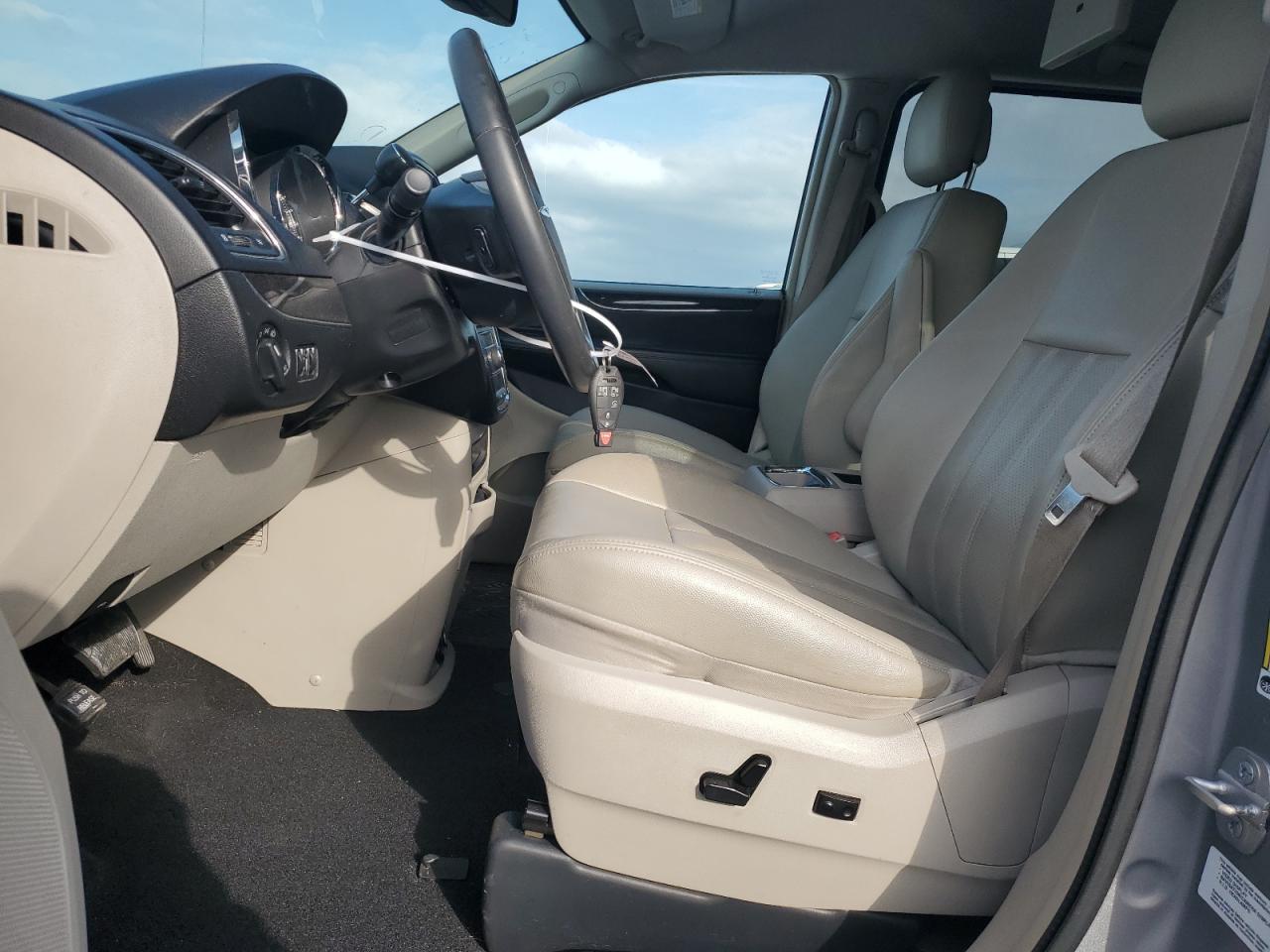 2014 Chrysler Town & Country - Image 7