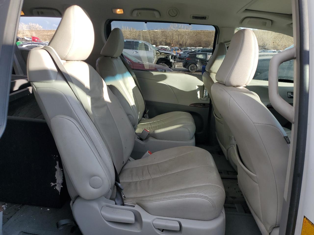 2014 Toyota Sienna - Image 11