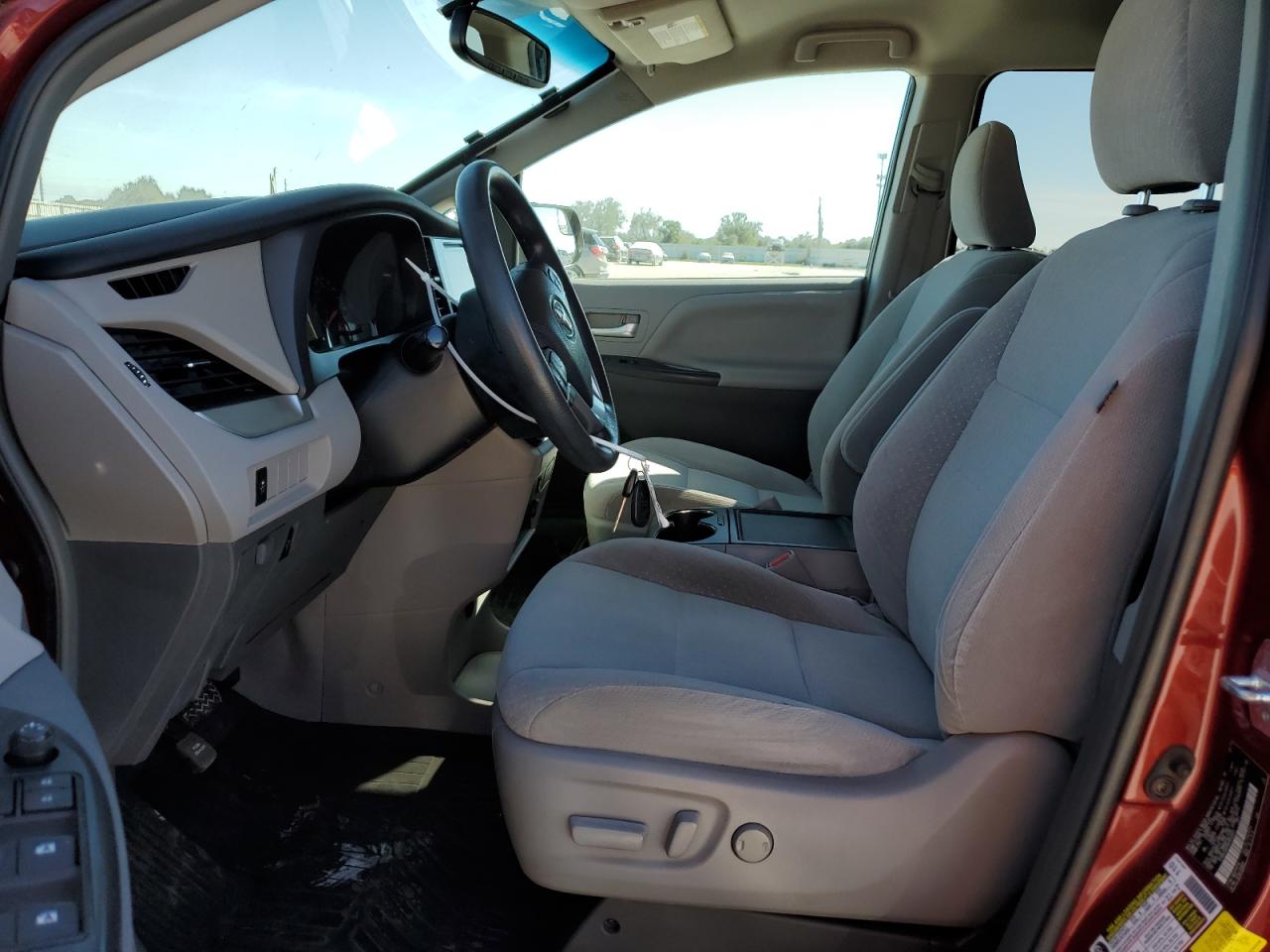 2017 Toyota Sienna - Image 7