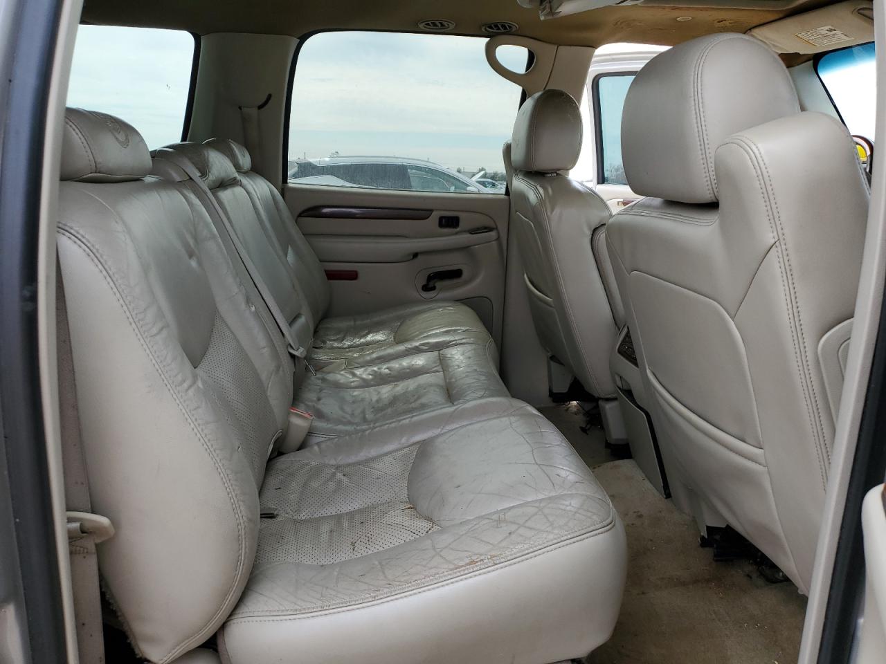 2004 Cadillac Escalade - Image 11