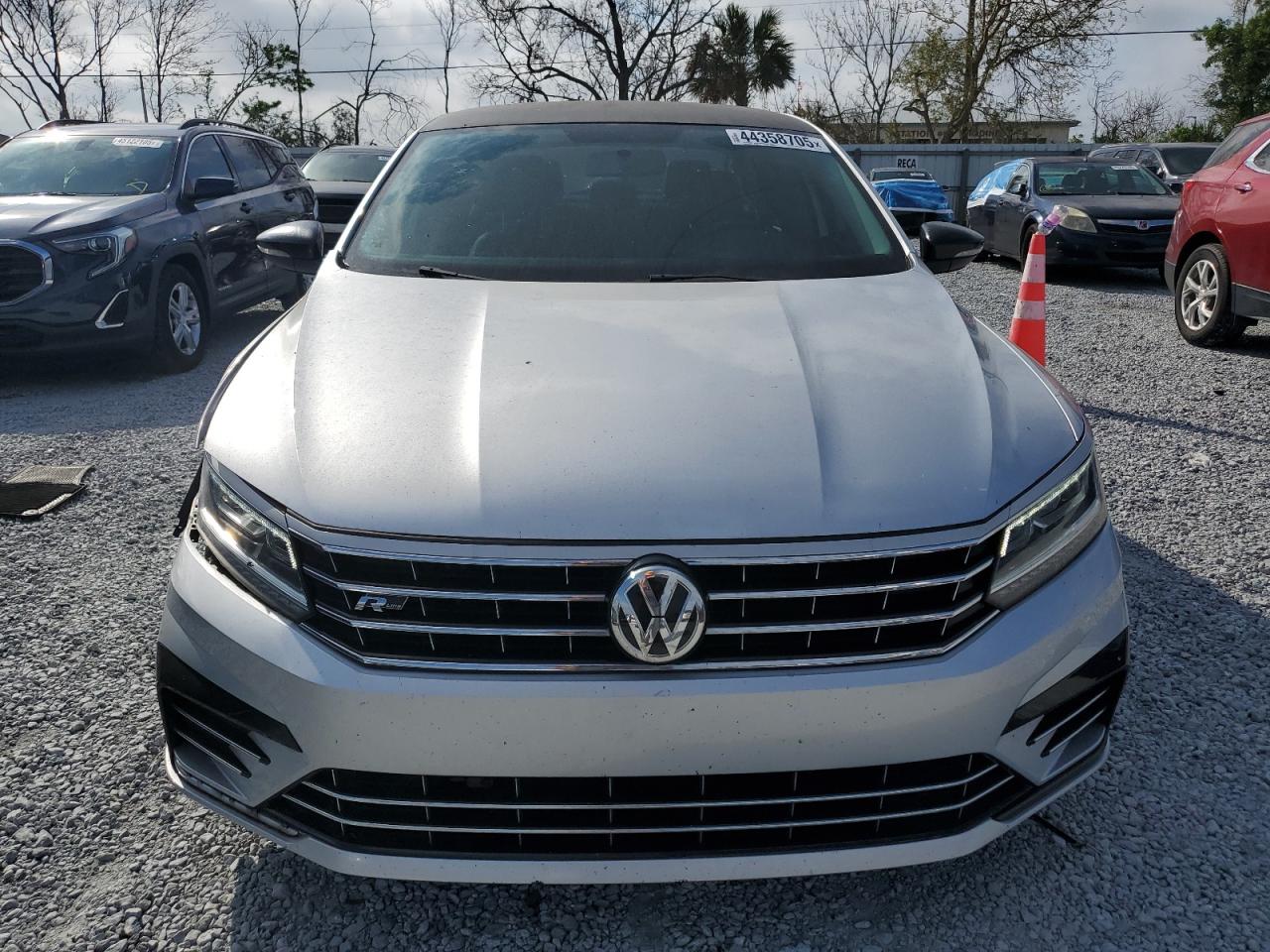 2018 Volkswagen Passat - Image 5