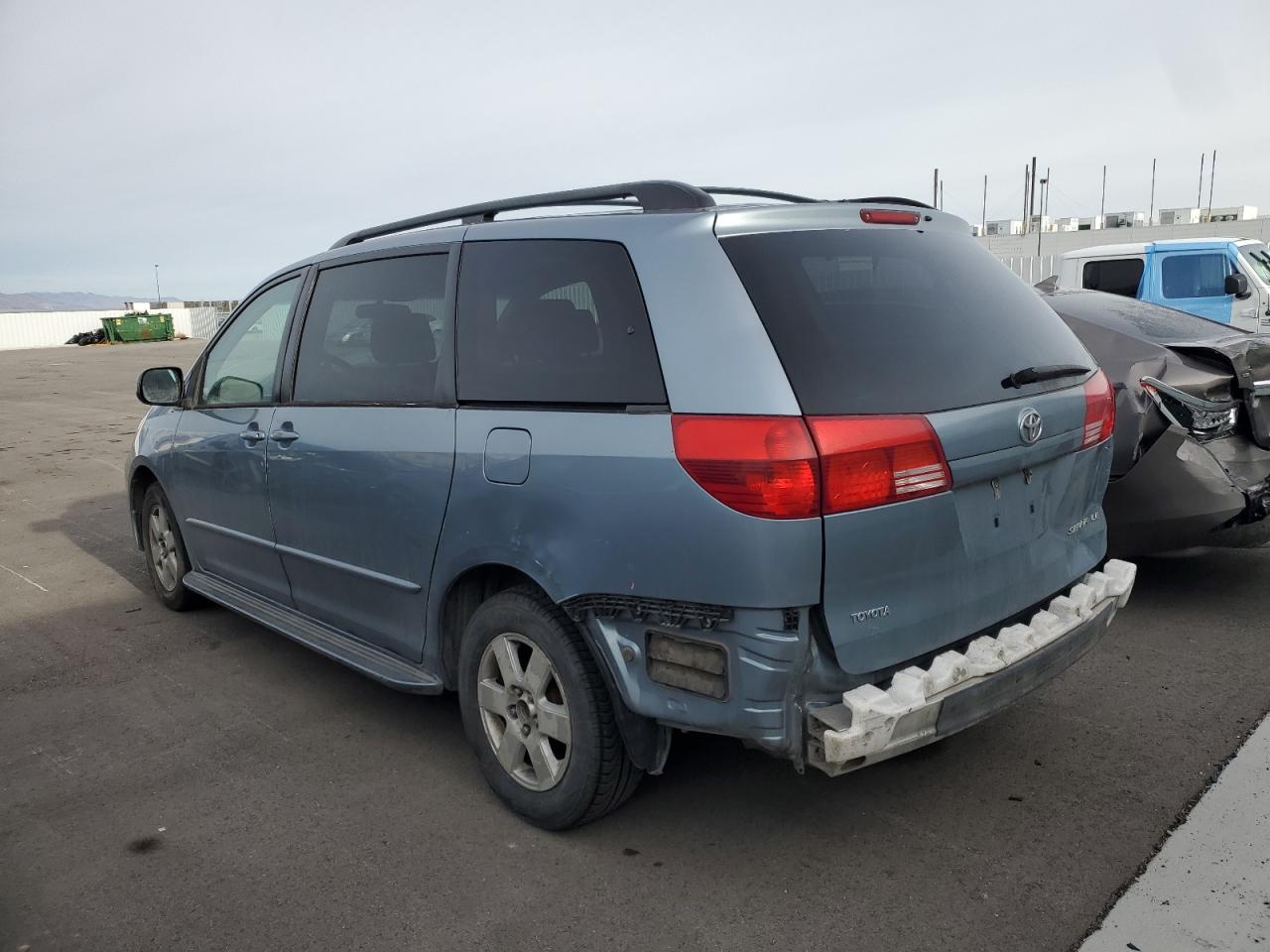 2004 Toyota Sienna - Image 2