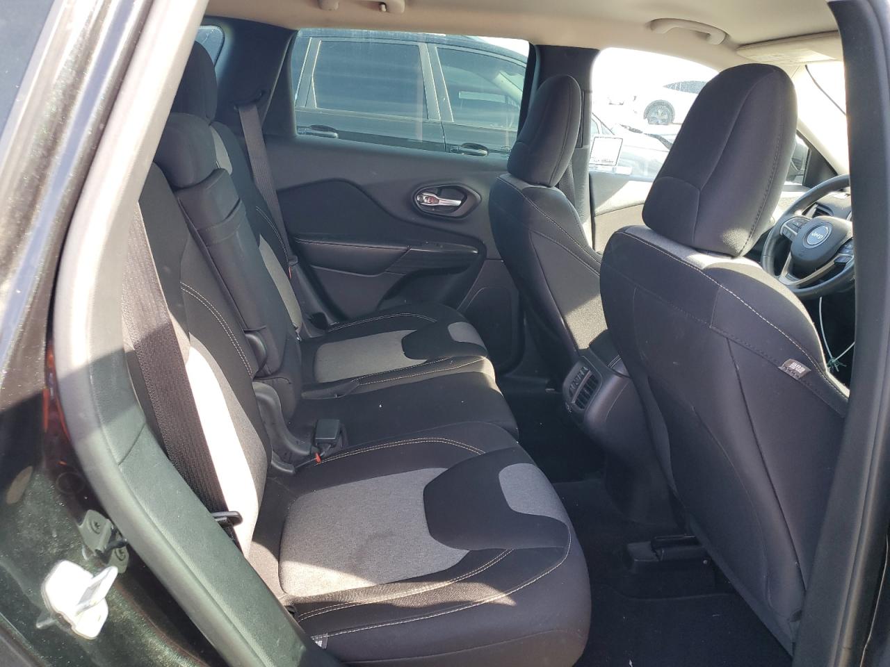 2015 Jeep Grand Cherokee - Image 10