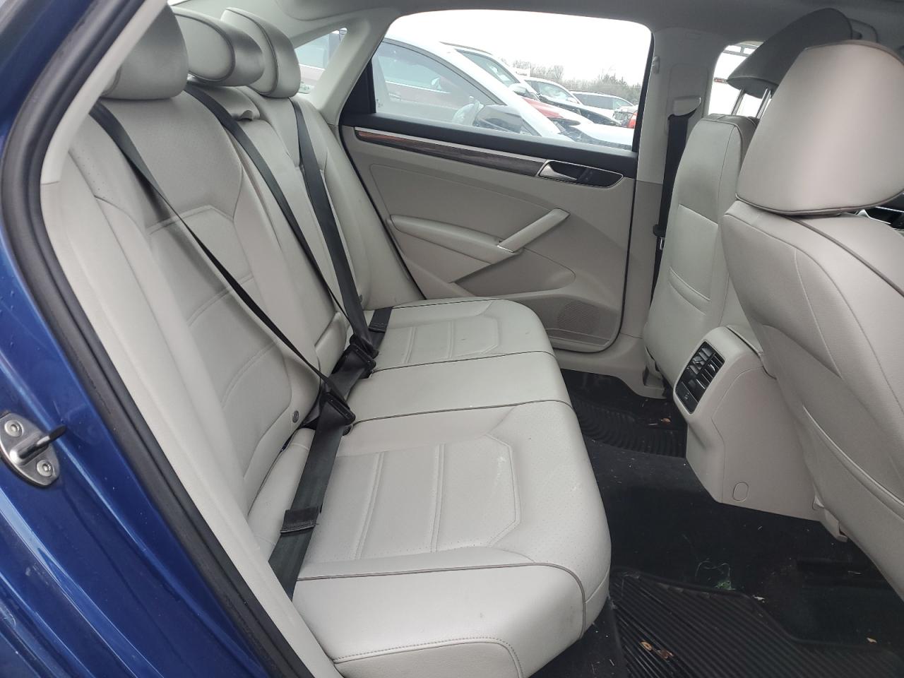 2016 Volkswagen Passat - Image 10